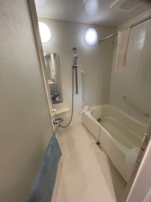 湯面の広がりと角の少ない柔らかな曲線で心地よい全身入浴　川崎市高津区Y様邸